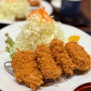 ごまを自分ですって食べるかつ泉のとんかつ